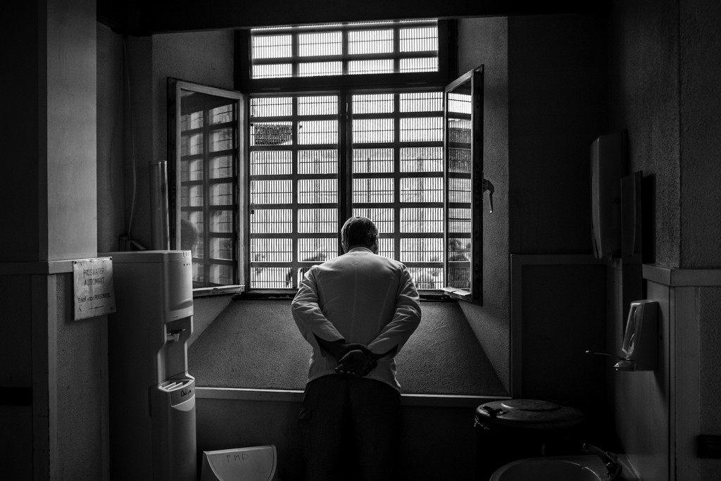 Combien Gagne Un Gardien De Prison En immersion dans les prisons belges avec Sébastien Van Malleghem, prix