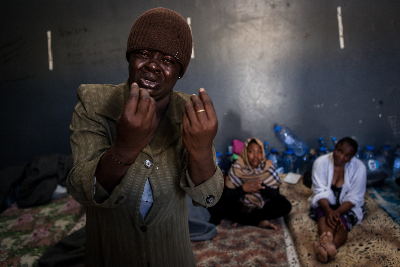 Tripoli, le 4 Juillet 2015. Centre de détention pour migrants illégaux à Garabouli, dans la région de Tripoli. Le gouvernement de Fajr Libya, installé à Tripoli, est en recherche de reconnaissance de la part de la communauté internationale. Conscients que les conditions de vie dans les camps sont difficiles, ils demandent de l'aide financière et logistique à l'occident pour réussir à gérer la migration illégale transitant par son territoire.  