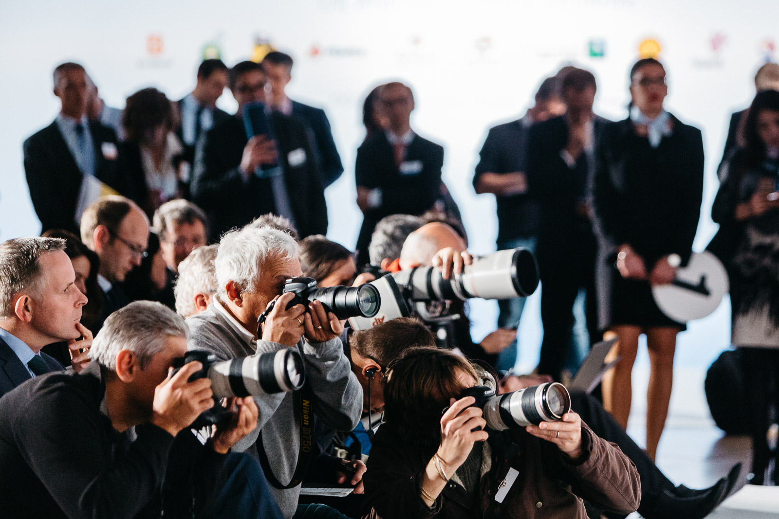 Des photojournalistes  au travail lors d'une conférence de presse à Paris le 16 octobre 2015. 